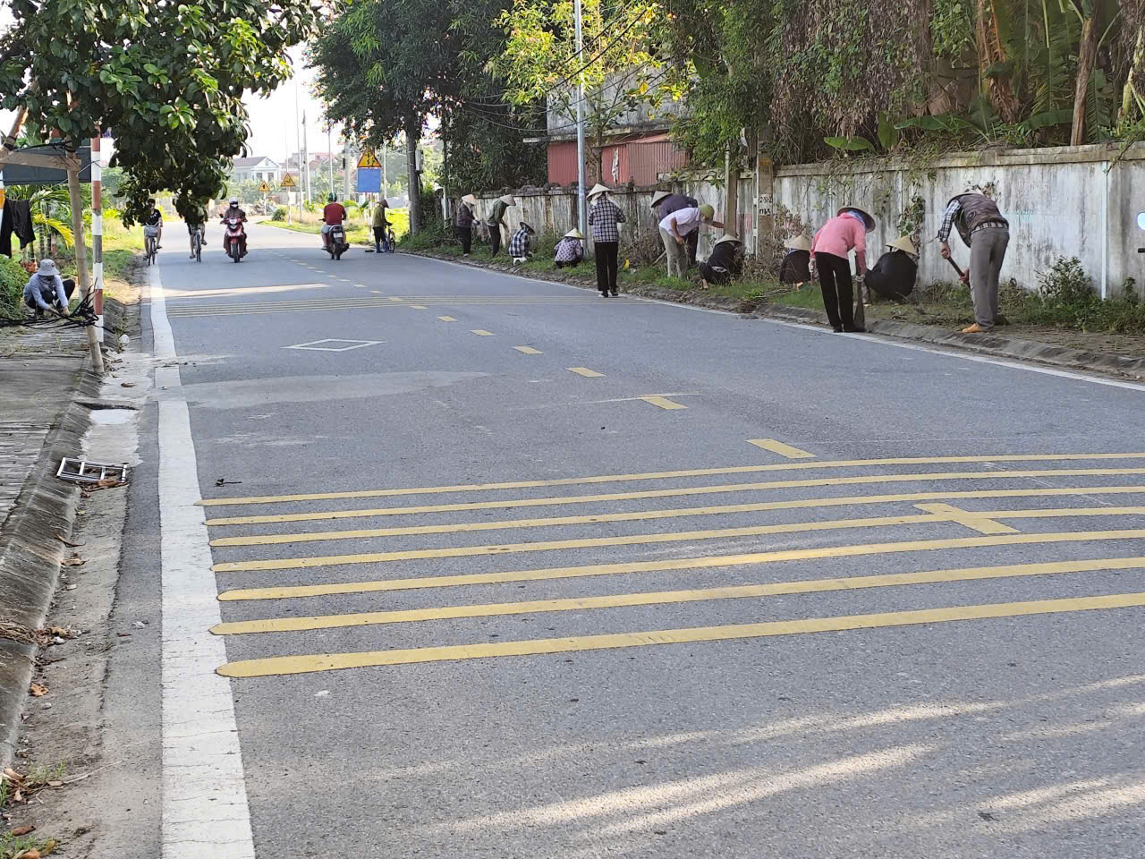 HỘI NÔNG DÂN XÃ PHÁT ĐỘNG PHONG TRÀO RA QUÂN CHĂM SÓC, VỆ SINH MÔI TRƯỜNG TUYẾN ĐƯỜNG HỘI NÔNG DÂN TỰ QUẢN