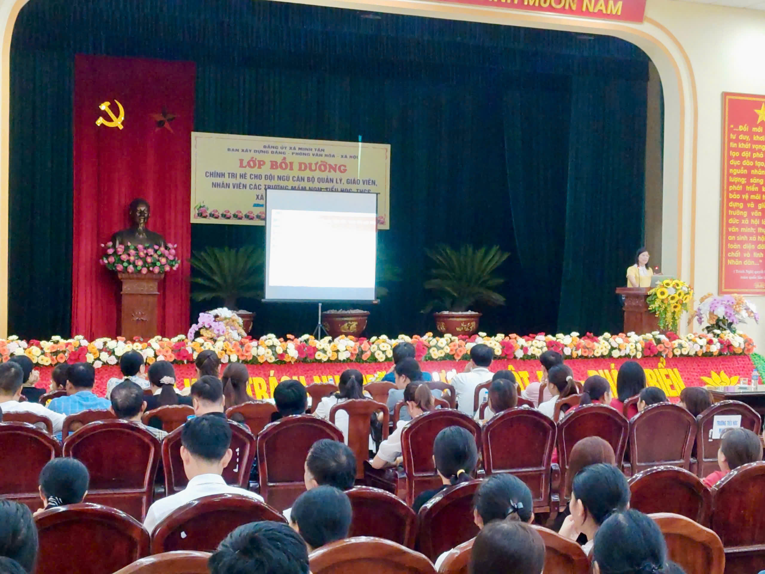 Lớp bồi dưỡng chính trị hè cho đội ngũ cán bộ quản lý, giáo viên, nhân viên các trường Mầm non, Tiểu học và THCS xã Minh Tân