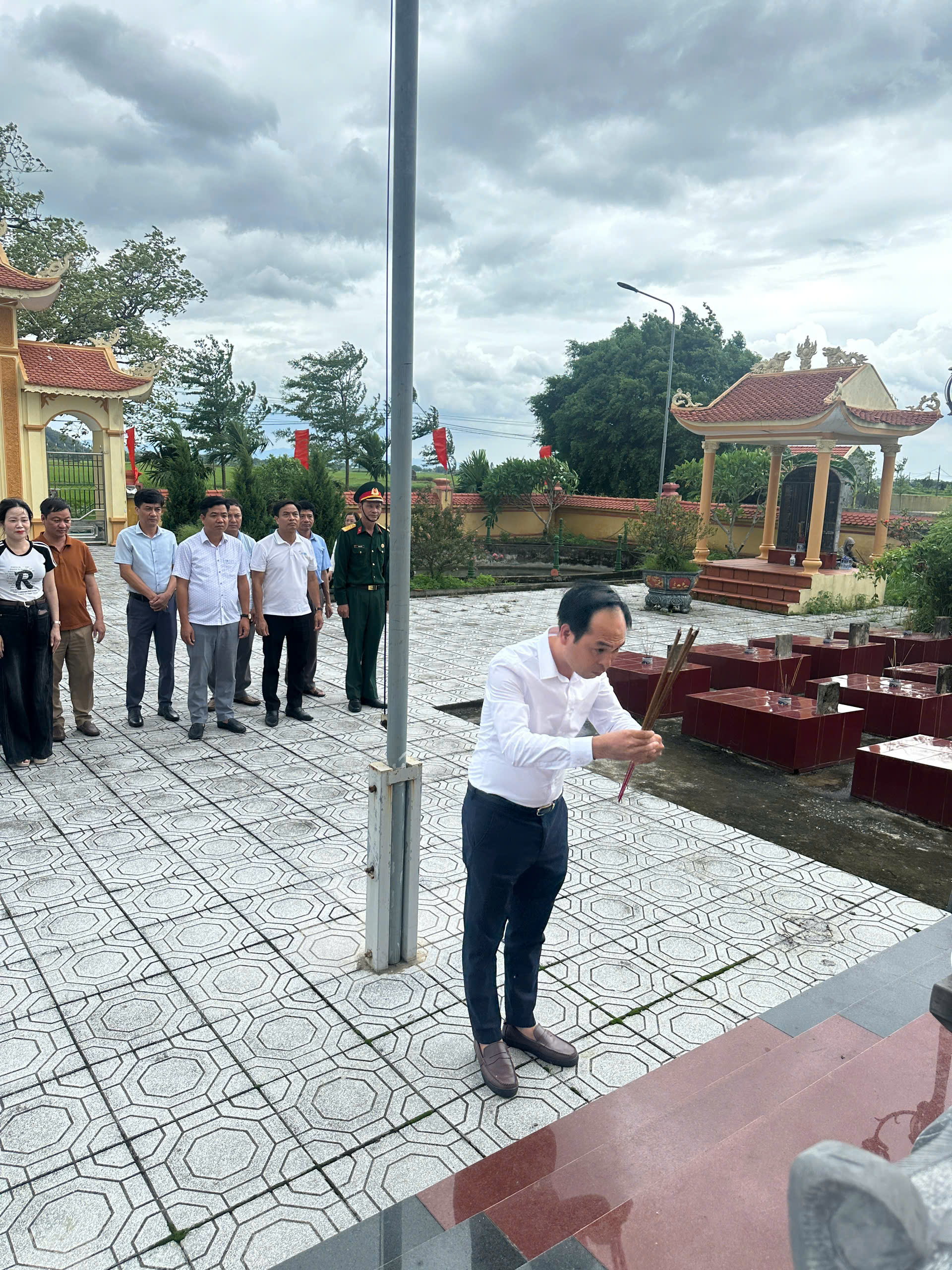 Lãnh đạo Đảng ủy - HĐND - UBND - UBMTTQ Việt Nam xã Minh Tân dâng hương tại nghĩa trang liệt sỹ  kỷ niệm 80 năm Cách mạng tháng 8 thành công và Quốc Khánh 02/9