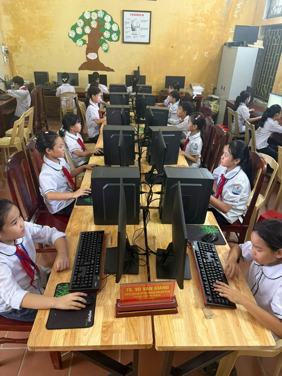 Người con quê hương xã Minh Tân đang làm ăn công tác xa tặng trường Tiểu học Tân Khánh xã Minh Tân một phòng máy tính 