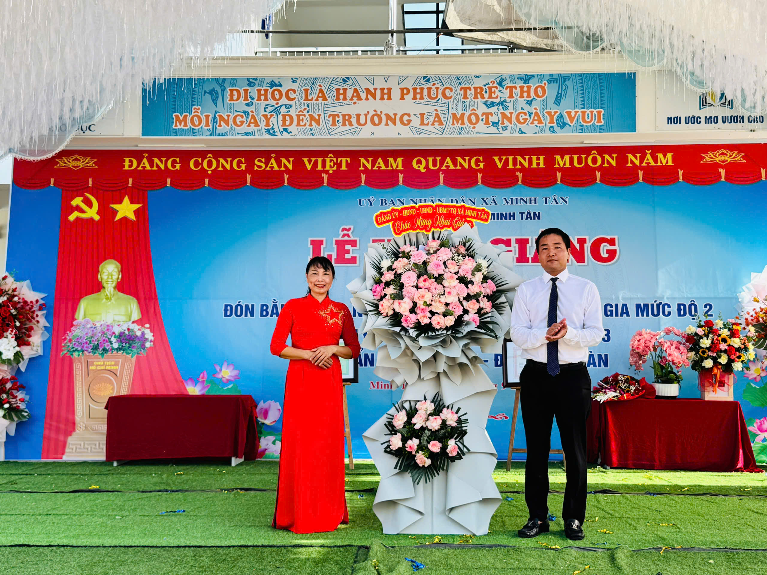 Lãnh đạo Đảng ủy - HĐND - UBND - UBMTTQVN xã Minh Tân dự Lễ khai giảng và trao bằng công nhận trường đạt chuẩn Quốc gia, chuẩn Xanh - Sạch - Đẹp - An Toàn