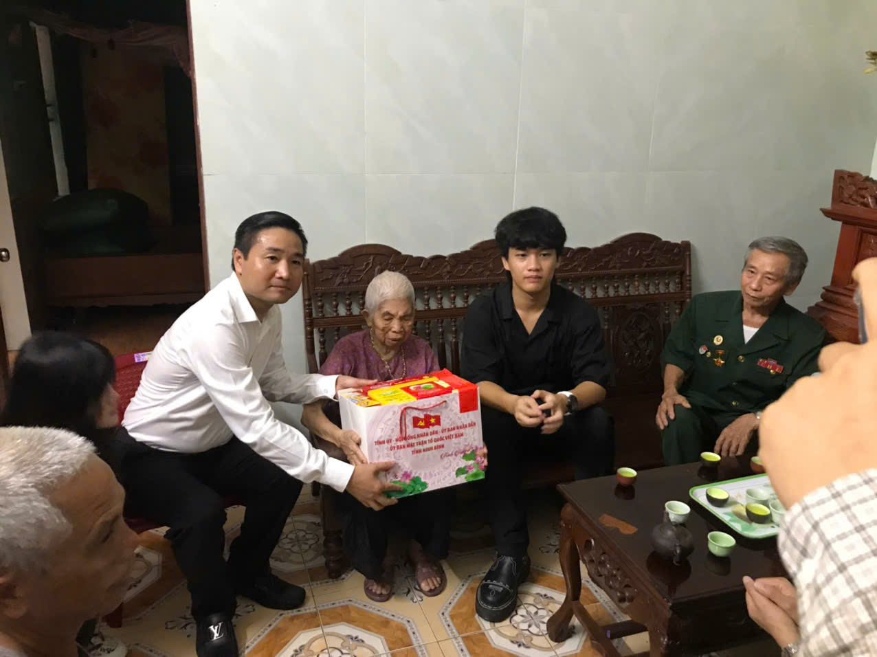 Đảng uỷ - HĐND - UBND - UBMTTQ Việt Nam xã tổ chức thăm, tặng quà gia đình chính sách nhân dịp kỷ niệm 78 năm ngày Thương binh Liệt sỹ (27/7/1947 - 27/7/2025).
