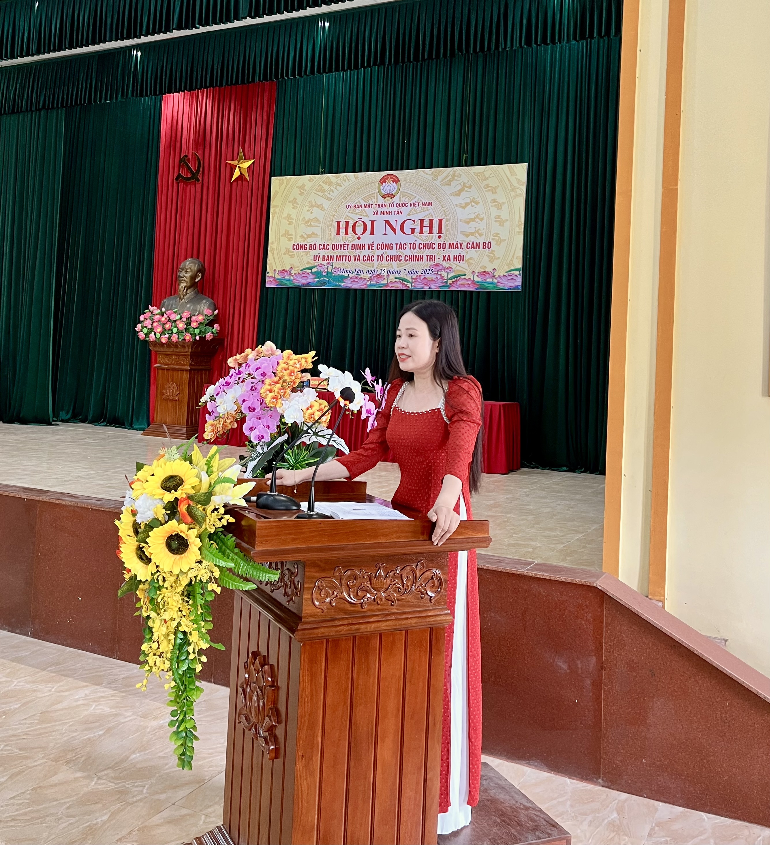 Đồng chí Trần Thị Ngân, Phó bí thư thường trực Đảng uỷ xã Minh Tân phát biểu tại hội nghị